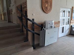 Lifttechnika Változó hajlásszögű és kanyarodó lépcsőkre product image 1