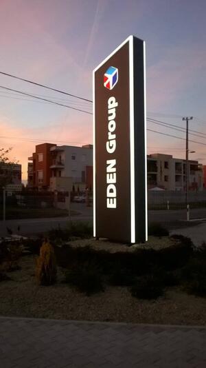 Oszlopon elhelyezett tábla ajánlatkérés