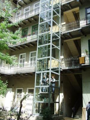 Keller hidrolift Társasházakba egyedi igényre szabott, akár utólag is beépíthető személyfelvonók product image 4