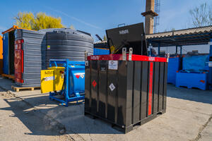 EMILIANA SERBATOI TANKCUBE 440 LITERES ADR-ES FÉM IBC TARTÁLY GÁZOLAJ SZÁLLÍTÁSÁRA product image 1